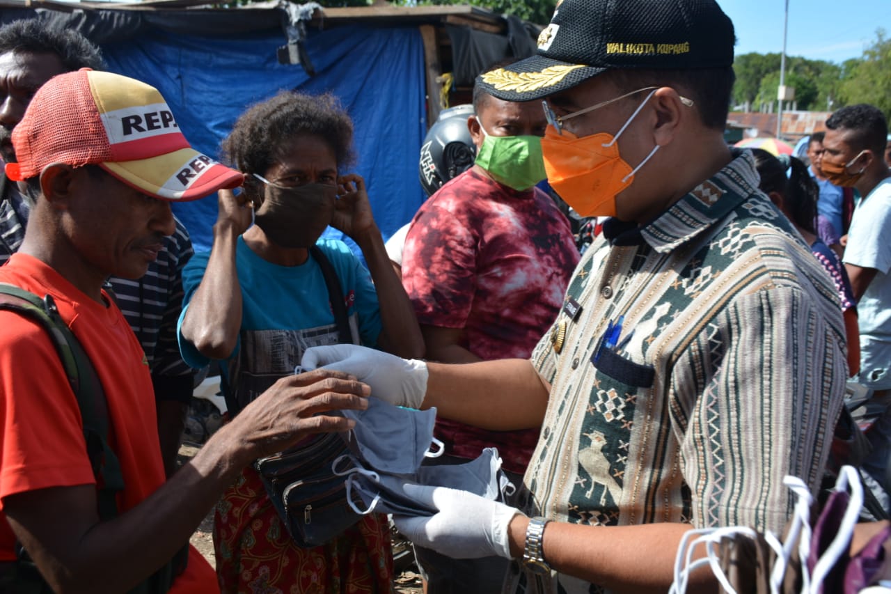 1000 Masker Dibagikan Walikota Kupang di Pasar Oeba dan Kelurahan Kayu Putih