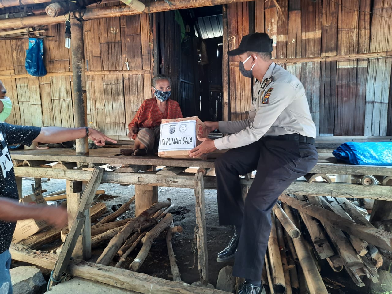 Polres Ende  Lakukan Aksi Kemanusiaan Peduli Covid-19 