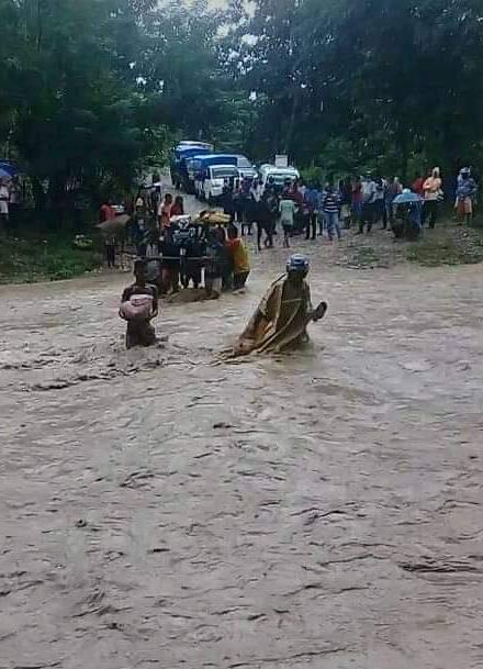 Jalan Tanpa Jembatan, Kendaraan dari Betun - Atambua tidak Bisa  Melintasi Kali Welaus