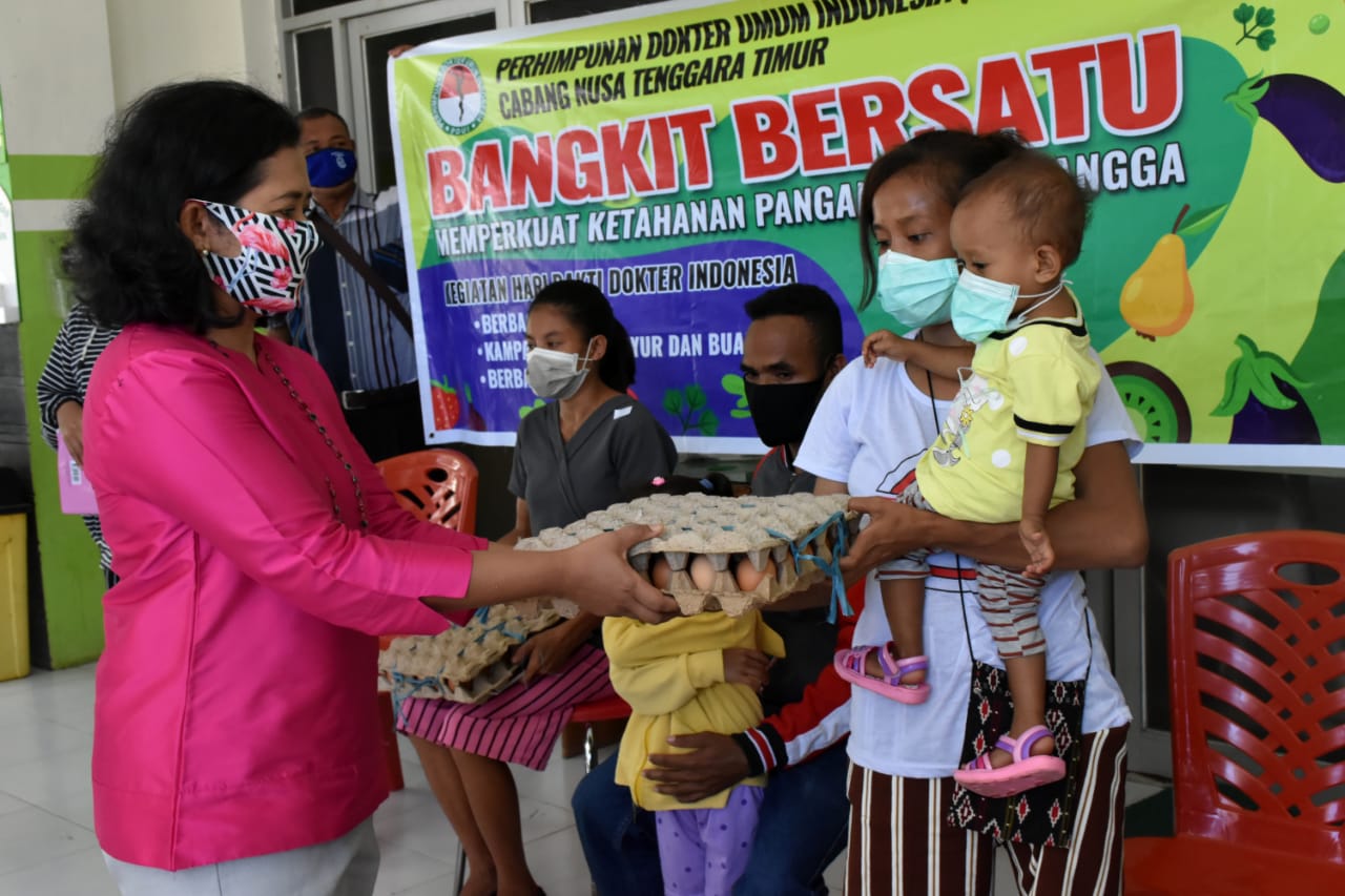 Wakil Walikota Kupang, bersama PDUI Bagi 80 Rak Telur  pada  Masyarakat 