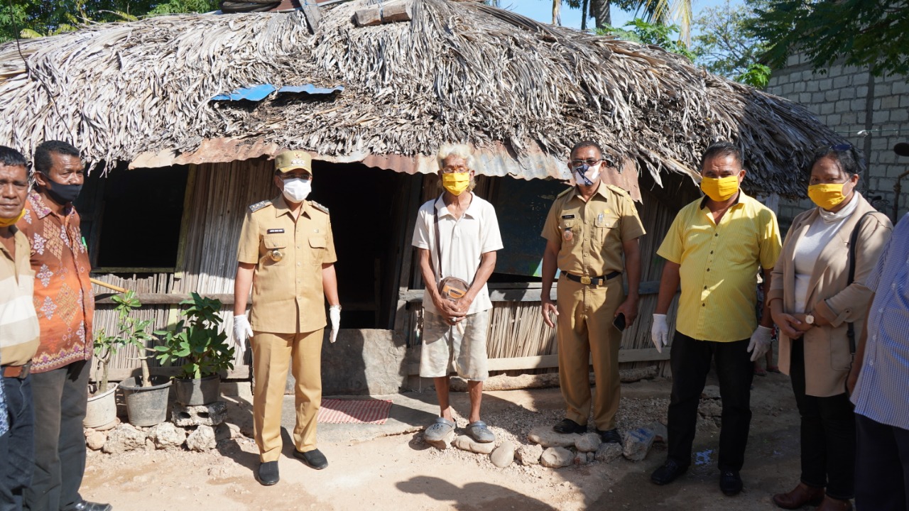 Walikota Kupang  Kunjungi Dua Rumah Yang Akan Dibedah