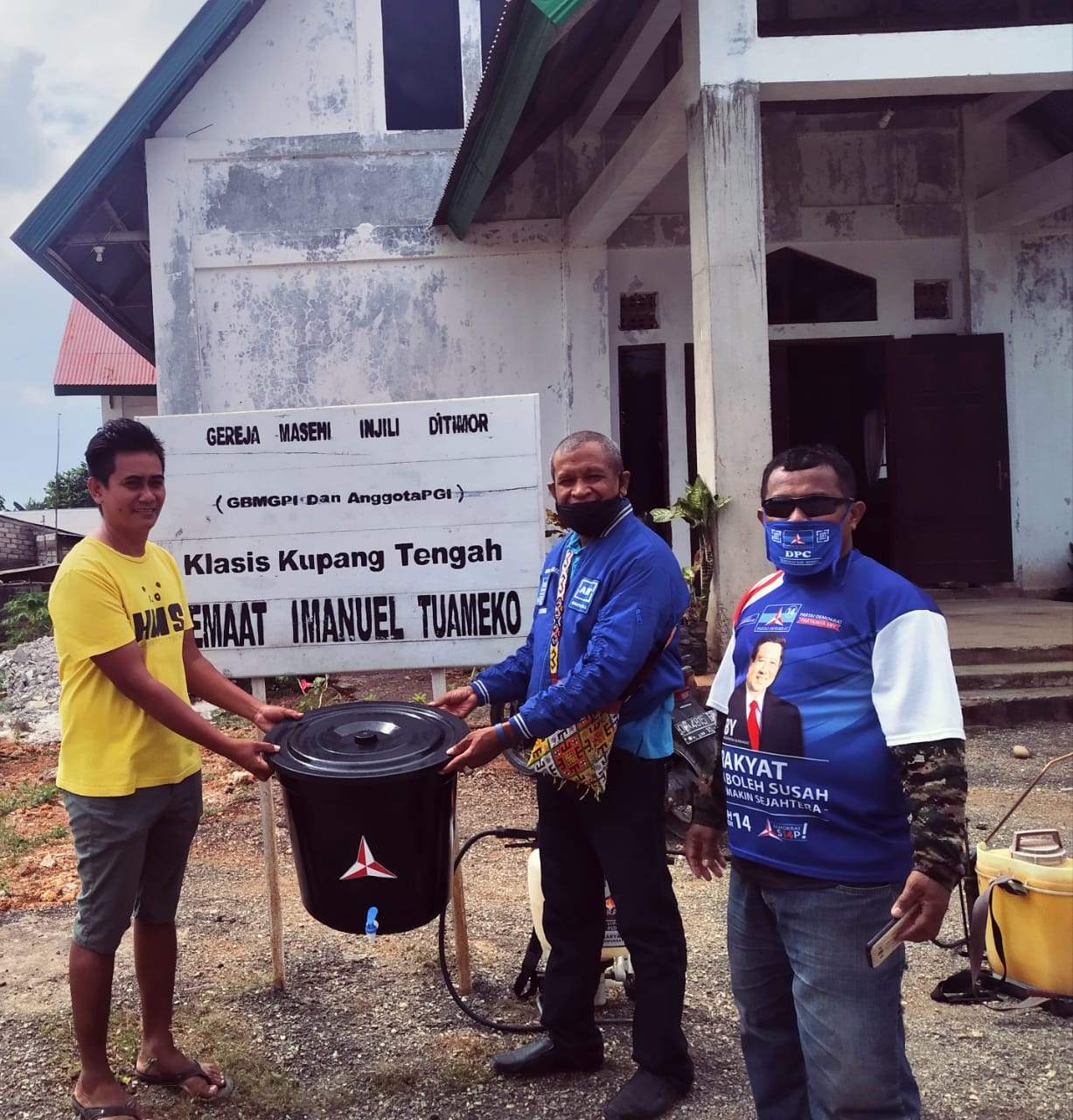 DPC Partai Demokrat Kabupaten Kupang Semprot Disinfektan di Tiga Gereja