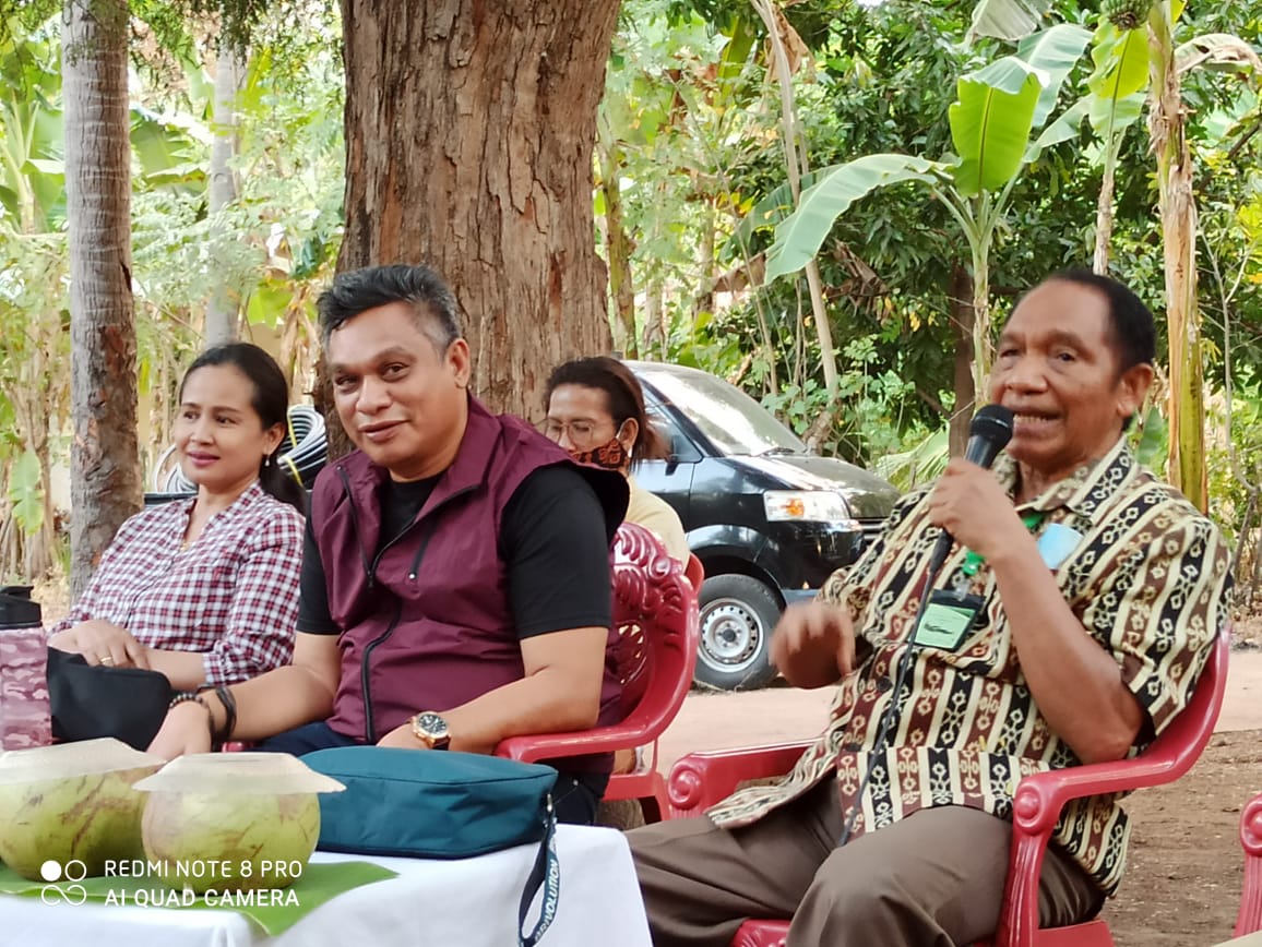 Bupati dan Wakil Bupati Sikka Sapa Warga Mage Sayang Dan Beri Bantuan 