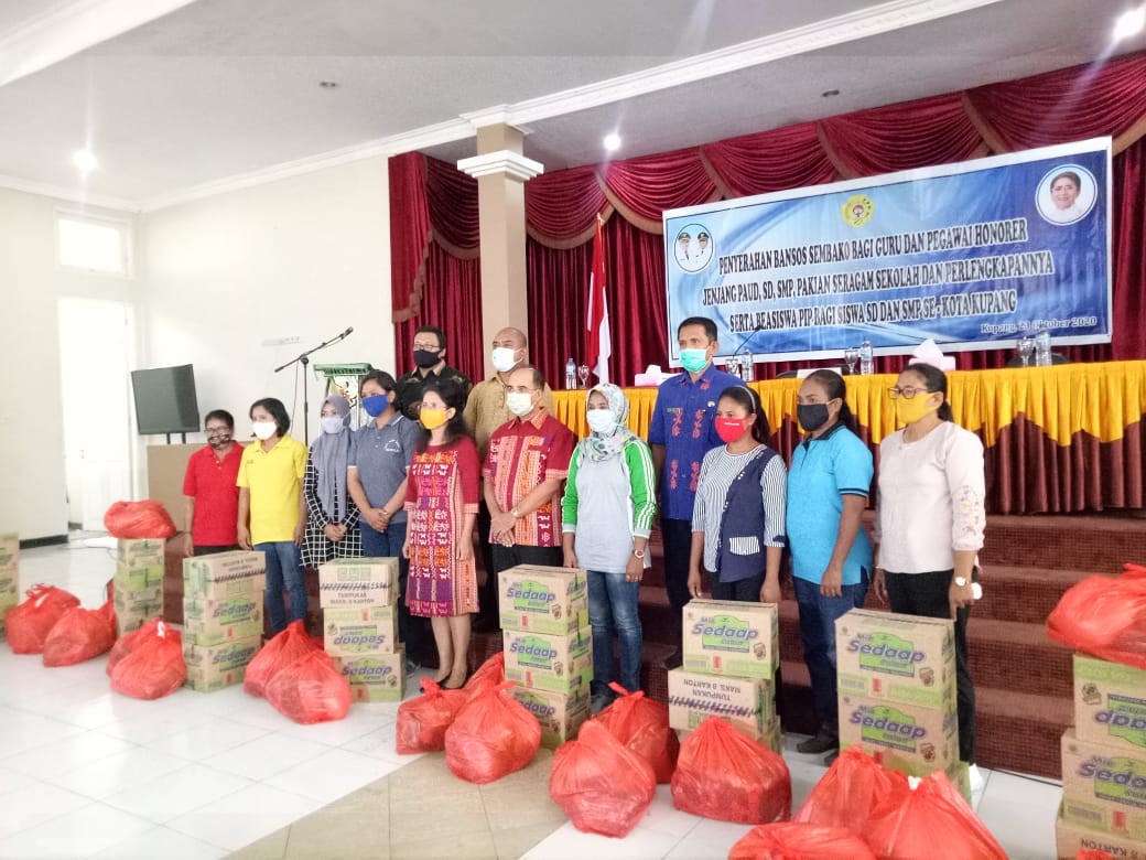 Walikota Kupang Serahkan Bantuan Pada   Peserta Didik Dan Guru-Guru Honorer di Kota Kupang 