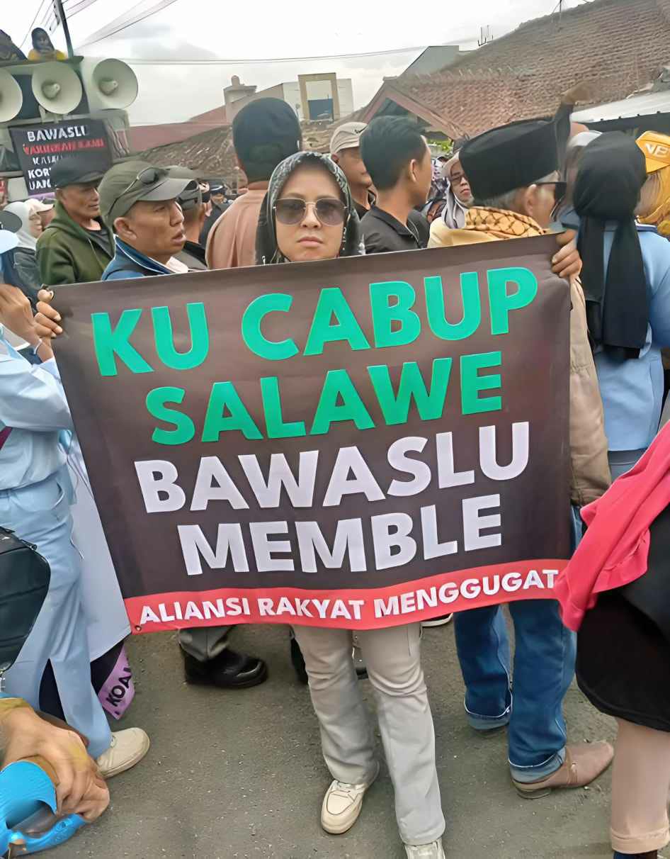 Ratusan Emak Dari Aliansi Rakyat Peduli Demokrasi Gelar Demo Di Depan Kantor Bawaslu Bandung