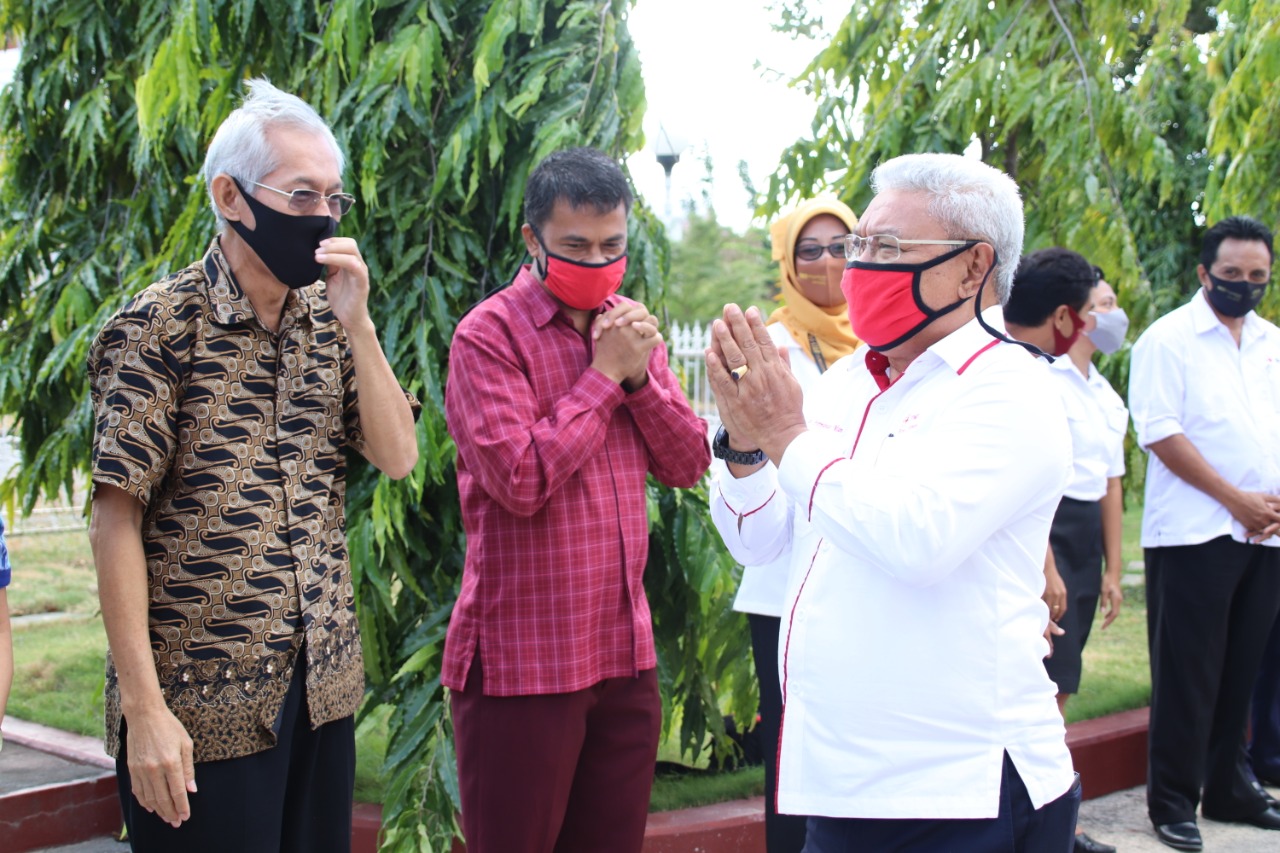 PMI Kota Kupang Serahkan Standing Wastafel Di Gereja