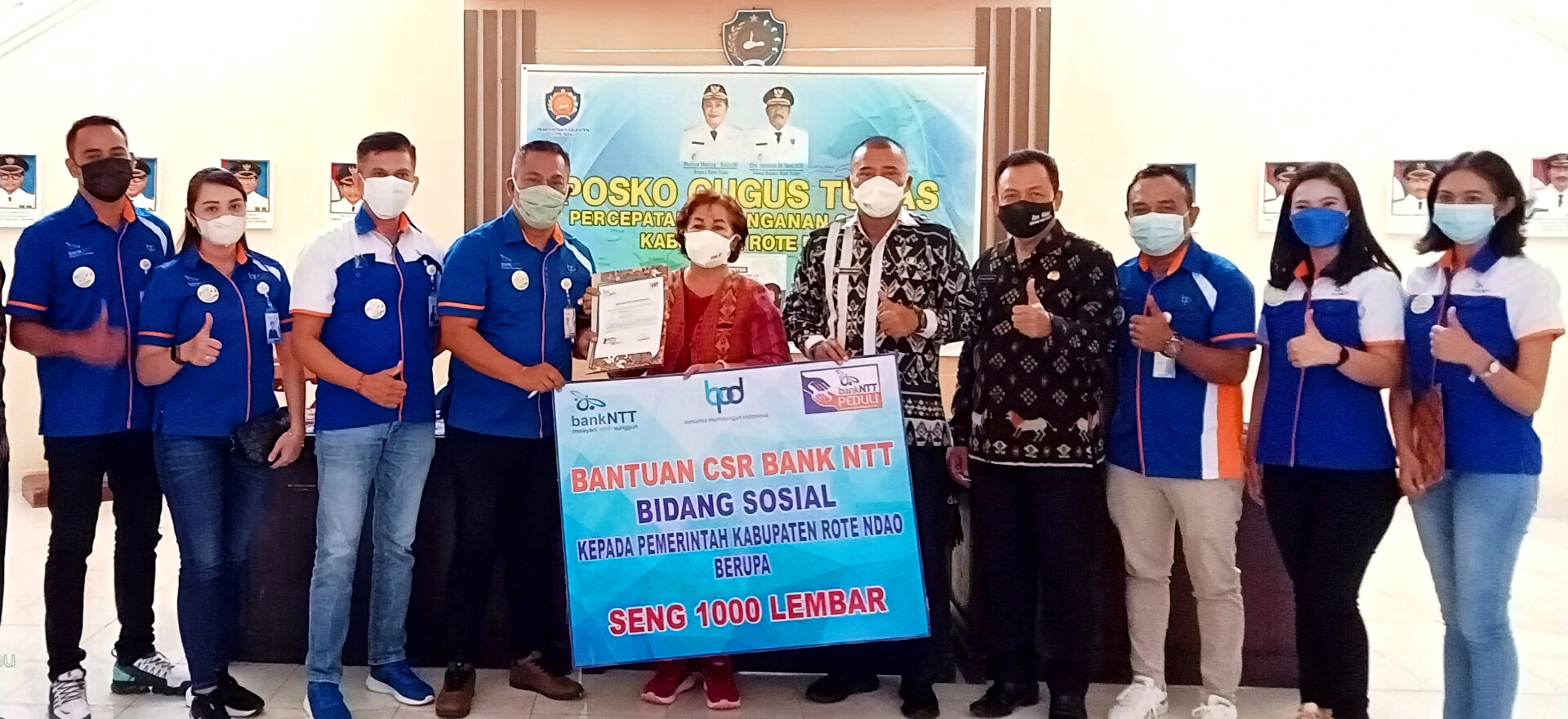 Peduli Korban Badai Seroja, Bank NTT Cabang Rote Ndao Beri Bantuan CSR 1000 Lembar Seng Di Rote Ndao