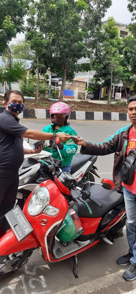 Perangi Covid-19, Di Kupang Pendeta Gereja Advent Ini Bagi-Bagi Masker di Jalanan