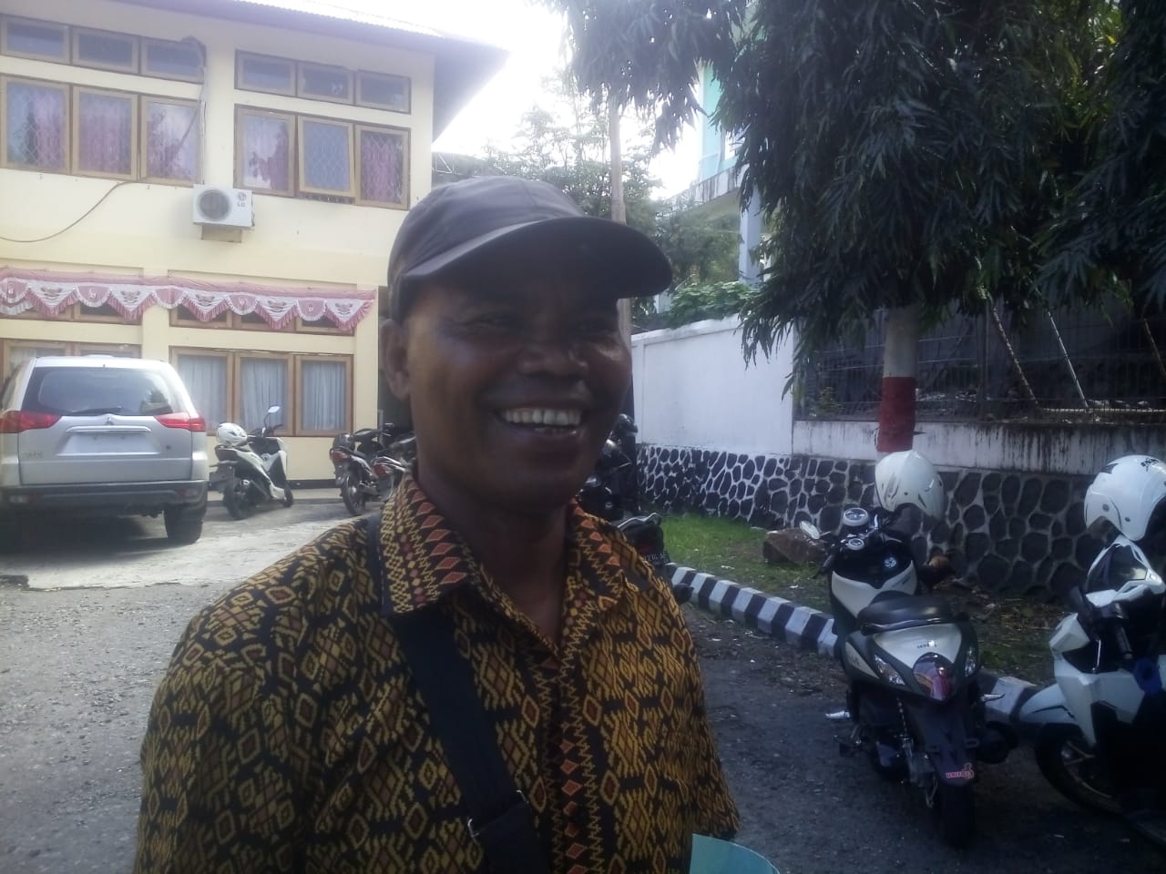 Desa Nua One di Ende, Terima Handstractor dan alat Pengupas Copi dari Dinas Pertanian