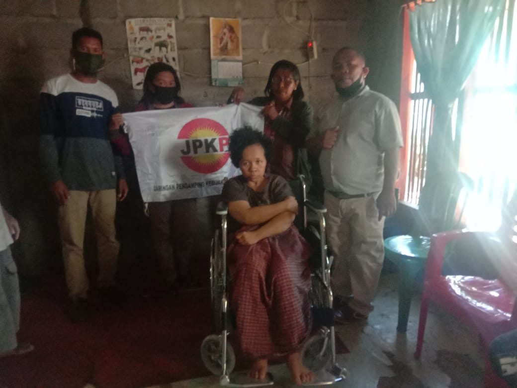 DPD JPKP Sikka Beri Bantuan Kursi Roda Pada Dua Pasien Cacat di Maumere