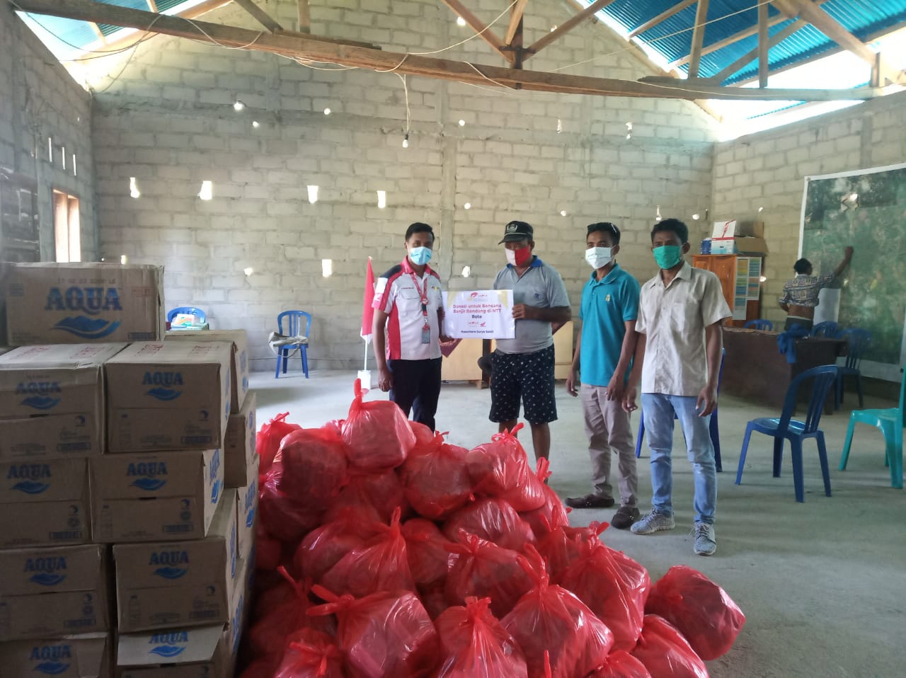PT MPM melalui Dealer Honda NSS Rote Bagi Paket sembako Pada Masyarakat desa Matanae Rote Timur