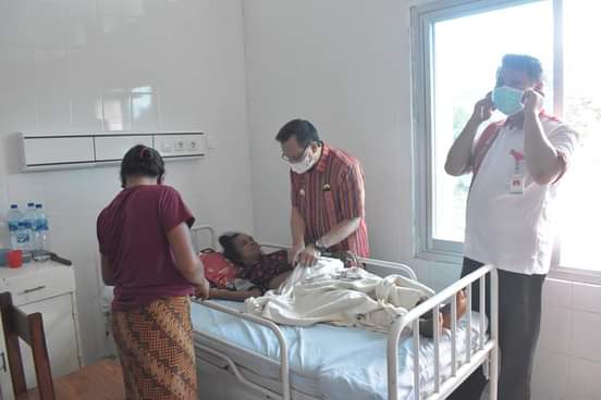 Salut. Bupati Belu Jadi Dokter Saat Membesuk Pasien Di Dua Puskesmas 