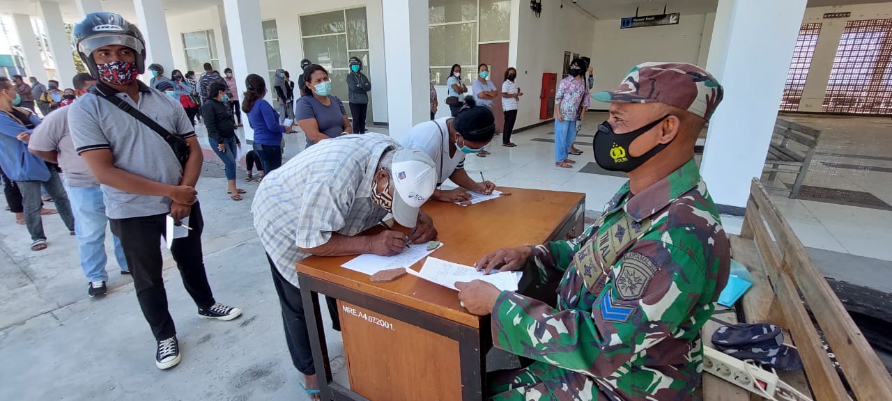 Ribuan Warga Sikka Serbu Posko Vaksinasi Yang Diselenggarakan Oleh TNI-AL 