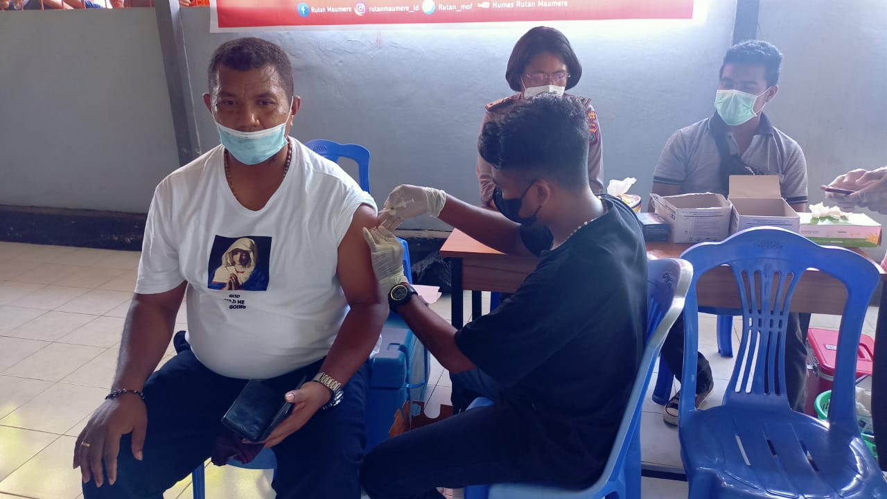 Gandeng Polres Sikka, Rutan Kelas II B Maumere Gelar Vaksinasi Untuk Pegawai dan WBP