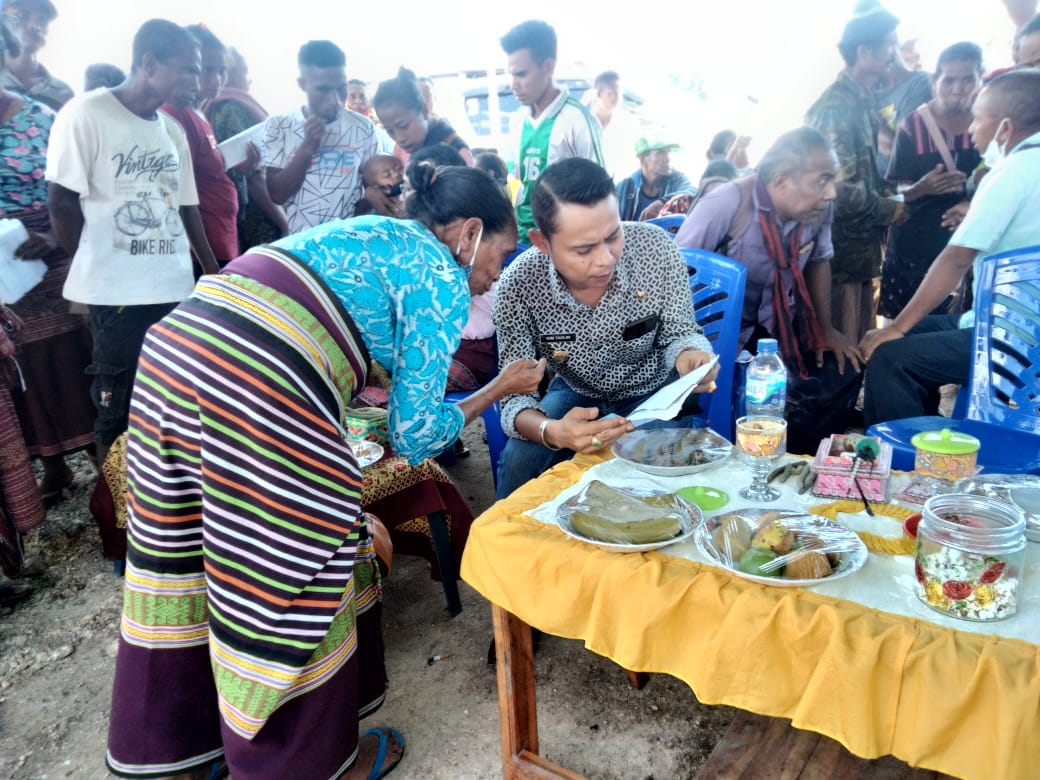 Sentuh Hati Masyarakat, Wabup Malaka Turun Langsung dan Layani Perekaman E-KTP di Laenmanen 
