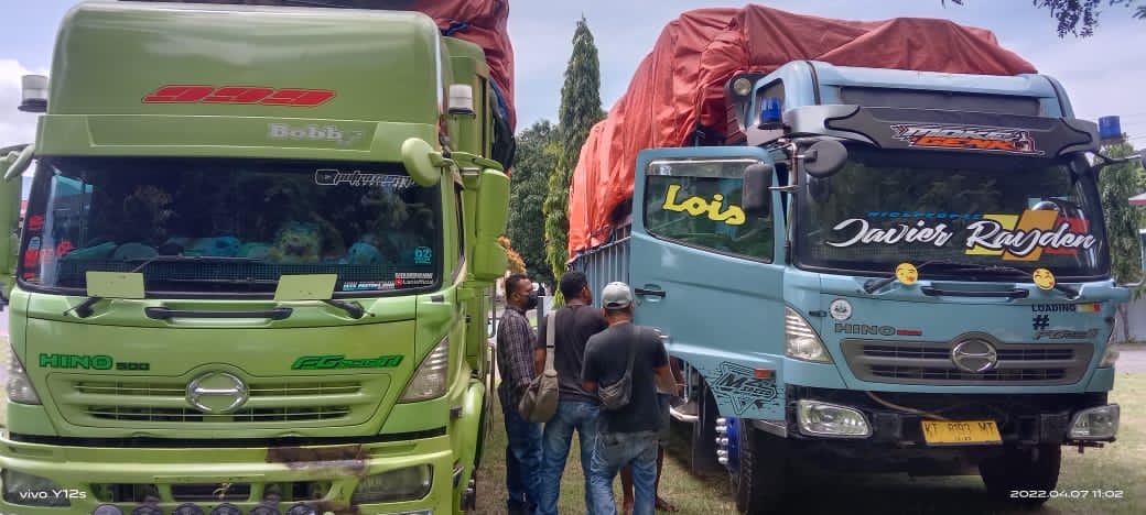 Dua Kendaraan Ekspedisi Diduga Angkut Pakaian RB Tanpa Izin, Diamankan Polres Ende 