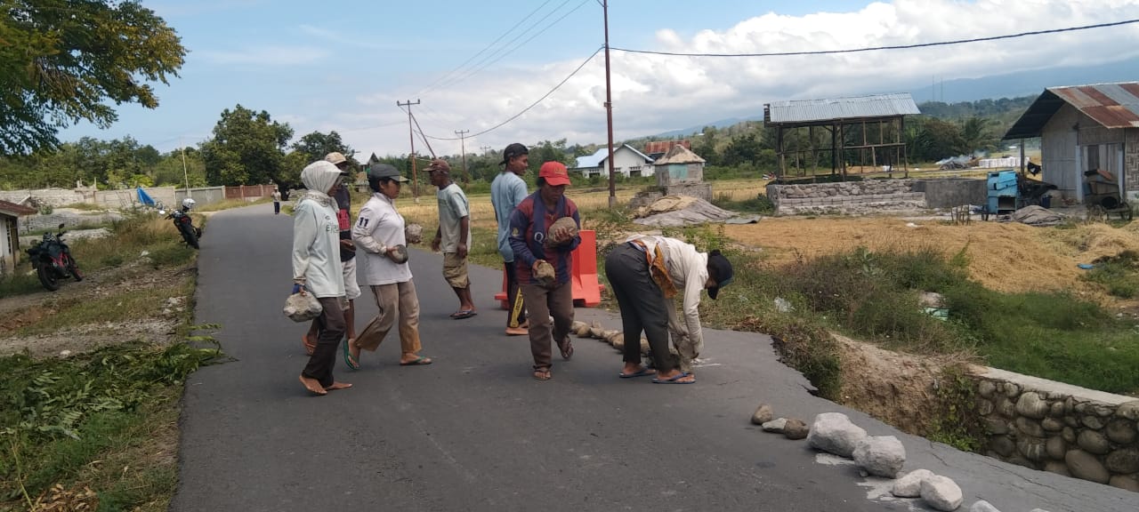 Forkoma PMKRI Matim Gandeng Masyarakat Tambak Adakan Perbaikan Jalan Rusak 