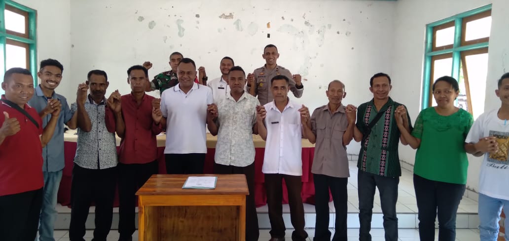 Cakades dan Panitia Pilkades di Kecamatan Fatuleu Lakukan Penandatangan Pakta Integritas.