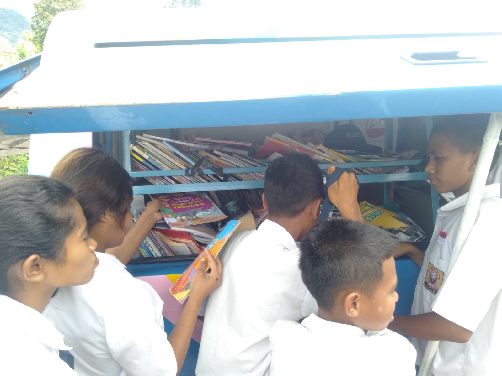 Sambut Perpustakaan Keliling Ini Yang di Lakukan SMP Dona Mart dan SMK One Seven.