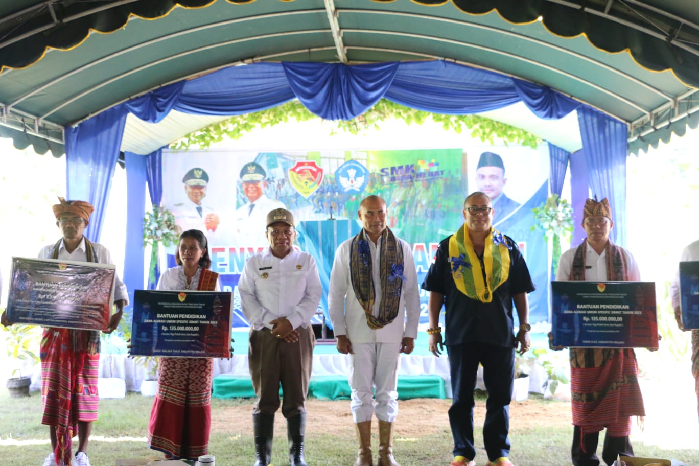 Gubernur NTT Serahkan Bantuan Pendidikan Bagi Sekolah Se-Kabupaten Malaka Berupa DAU Dan Hibah SPAM