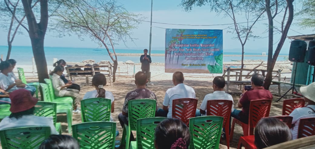 Jurusan Pariwisata PNK Lakukan Pengabdian Kepada Masyarakat di Pantai Cendawan Lasiana