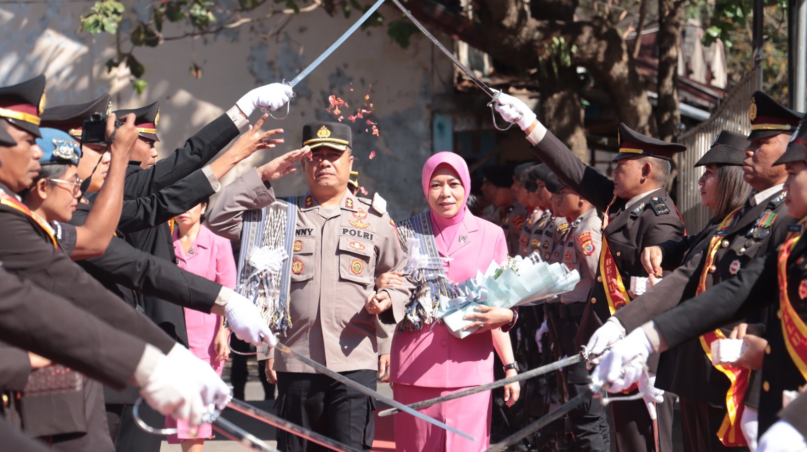 Sambut Kapolres Baru, Tutur Adat, Tari Likurai Dan Tradisi Pedang Pora Digelar Di Mapolres Belu