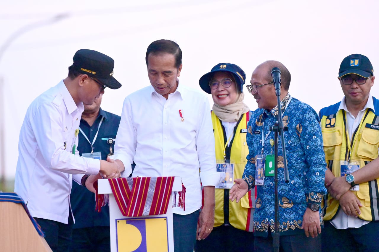 Didampingi Pj Gubernur NTT, Presiden Jokowi Resmikan 27 Ruas Jalan