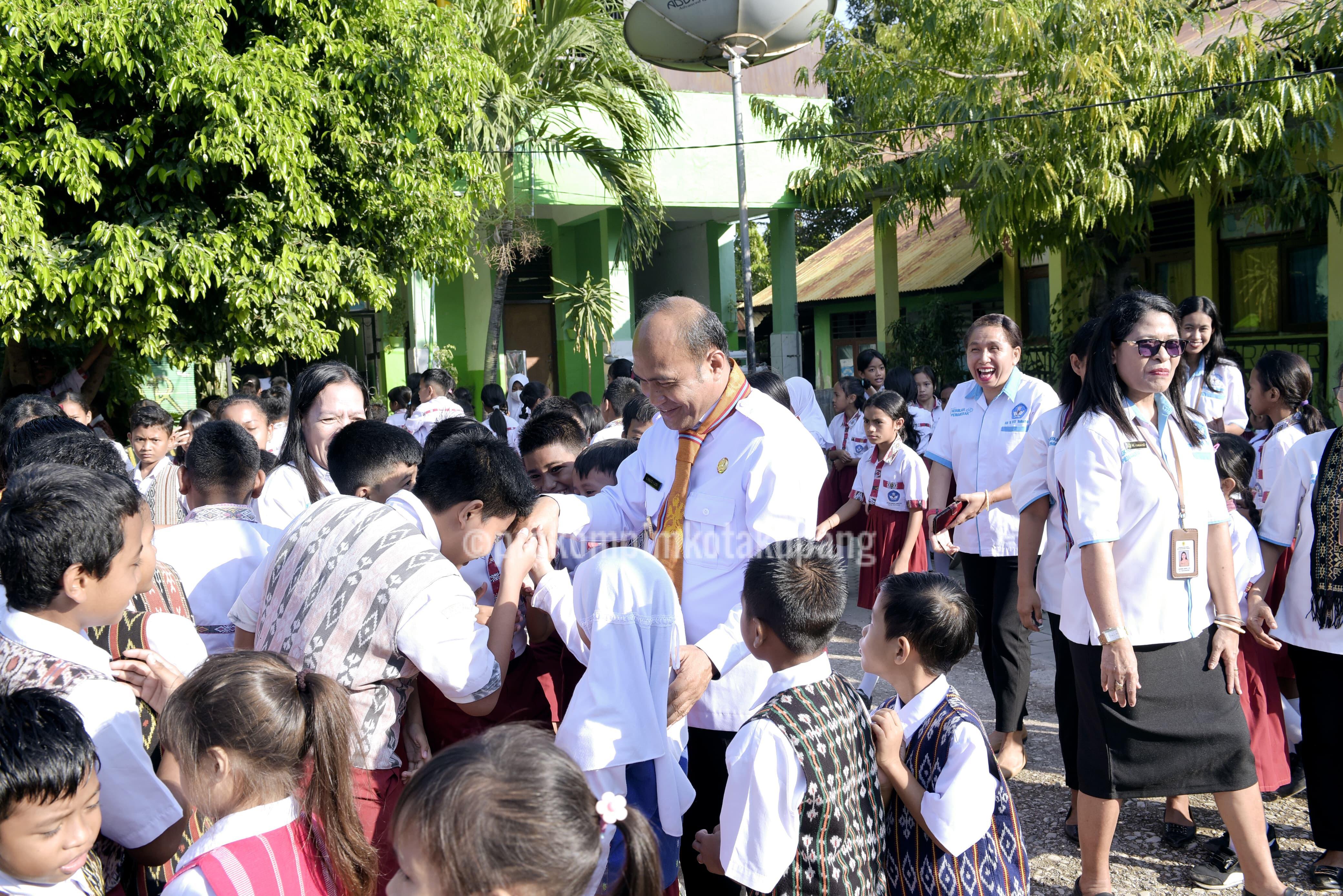 Kunker Ke 2 SD Di Kota Kupang , Pj. Walikota Komitmen Beri Atensi Serius Tingkatkan Mutu Pendidikan