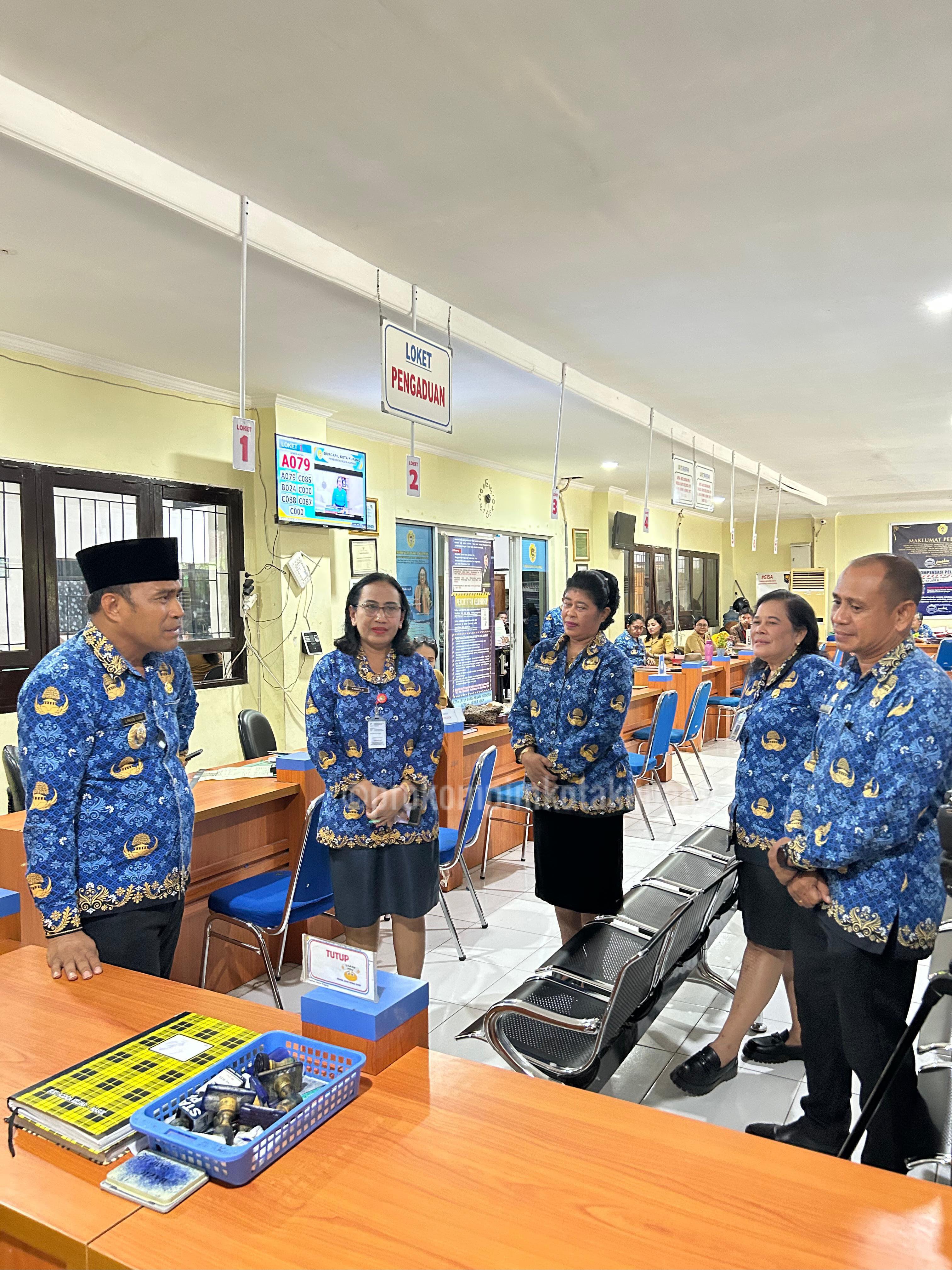 Pastikan Pelayanan Publik Berjalan Baik, Pj Walikota Sidak Ke Disdukcapil Dan RSUD SK Lerik