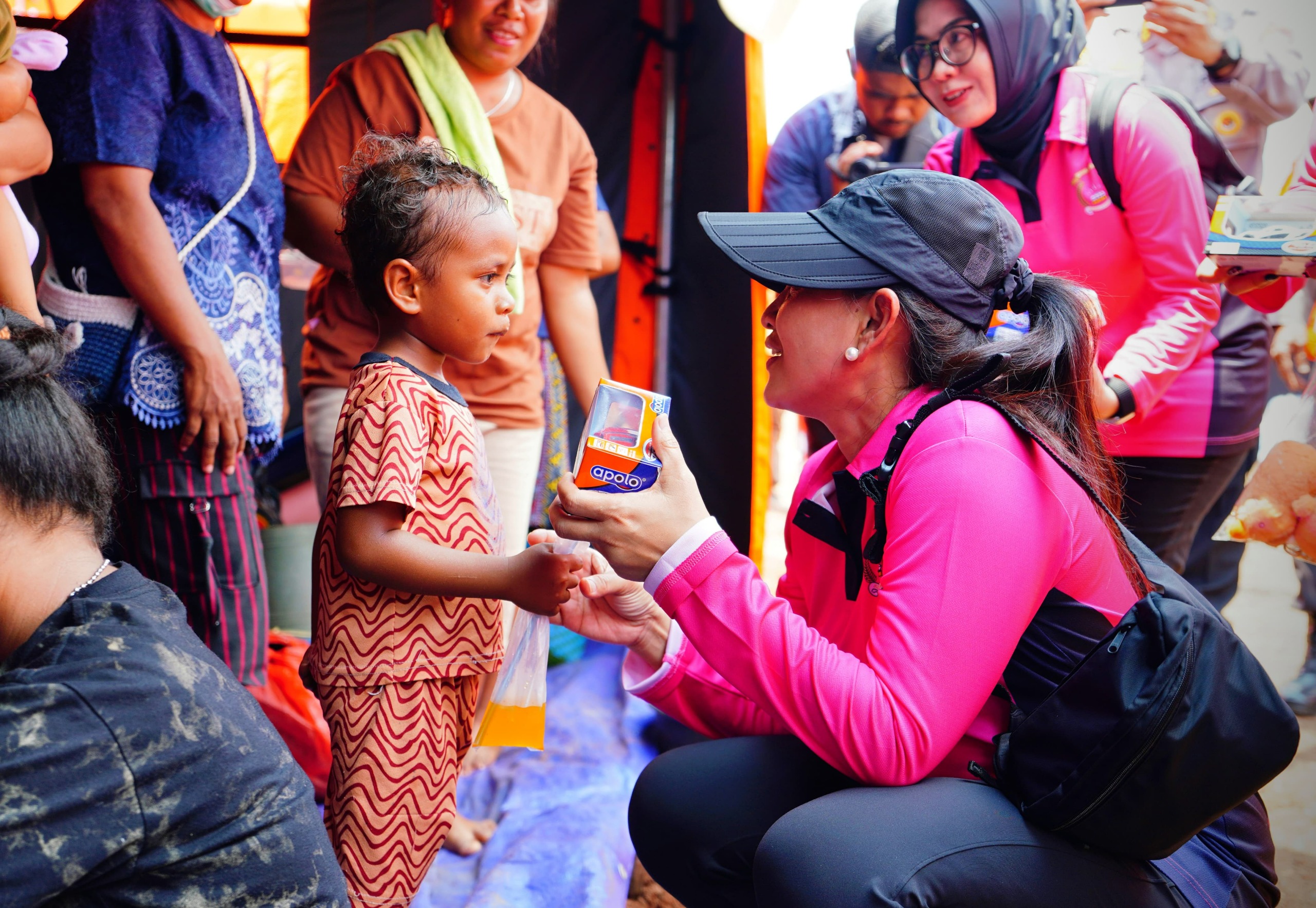 Blusukan Ke Desa Kobasoma, Ny. Juliati Berbagi Kebahagiaan Dan Keceriaan Dengan Anak-Anak