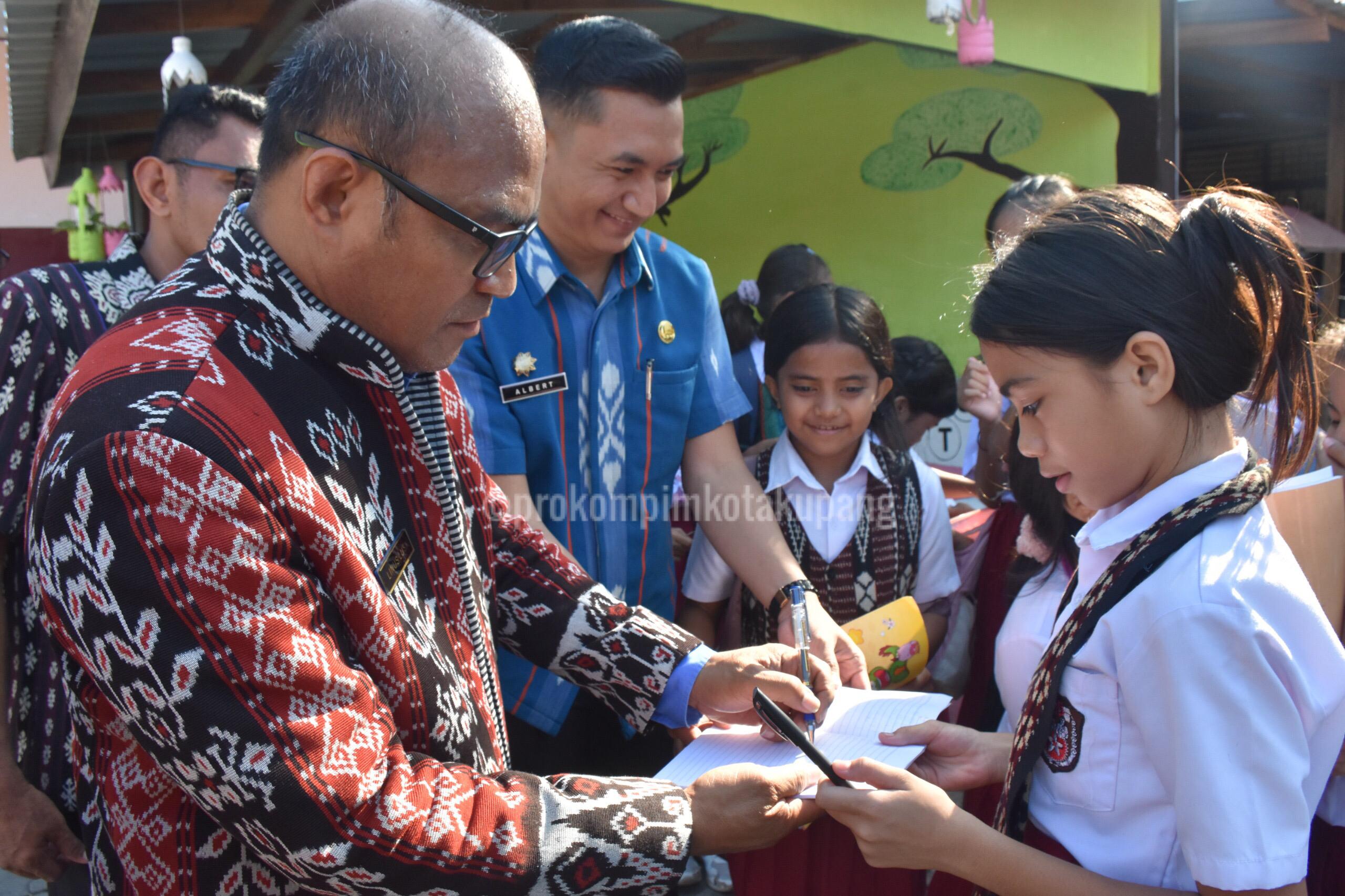 Kunjungi SD GMIT Airnona, Linus Lusi Tekankan Pentingnya Kecerdasan Spiritual