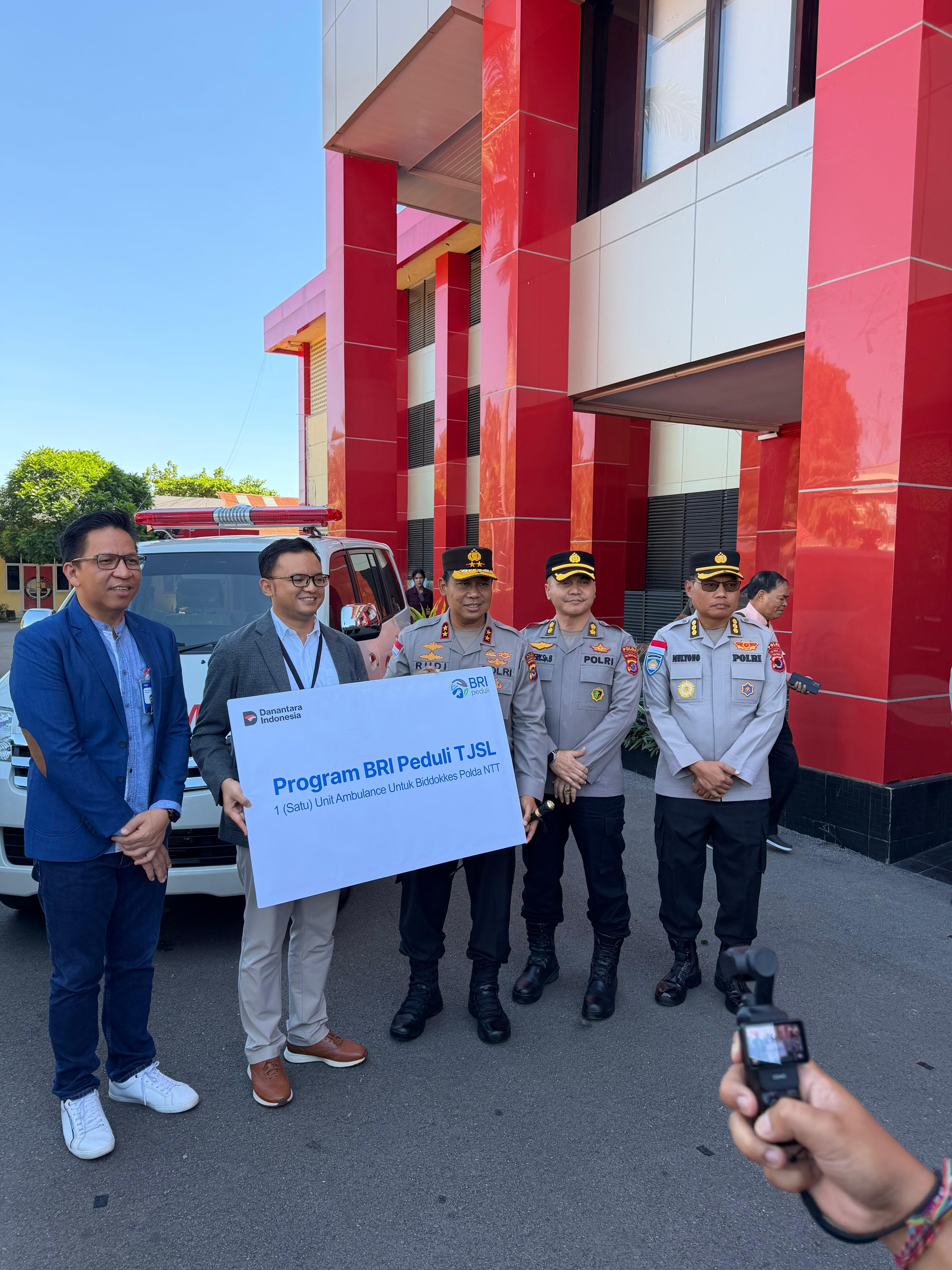 BRI Serahkan Bantuan TJSL 1 Unit Ambulance Kepada Polda NTT Untuk Dukung Layanan Kesehatan Masyarak