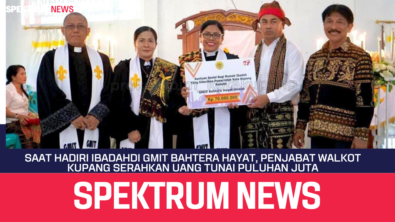 Saat Hadiri Ibadah Di GMIT Bahtera Hayat, Penjabat Walkot Kupang Serahkan Uang Tunai Puluhan Juta
