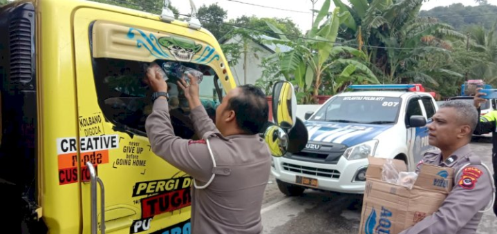 Selain Bagi-bagi Snack Untuk Para Pengendara, Ini Harapan Kabidhumas Polda NTT Di Lokasi Longsor