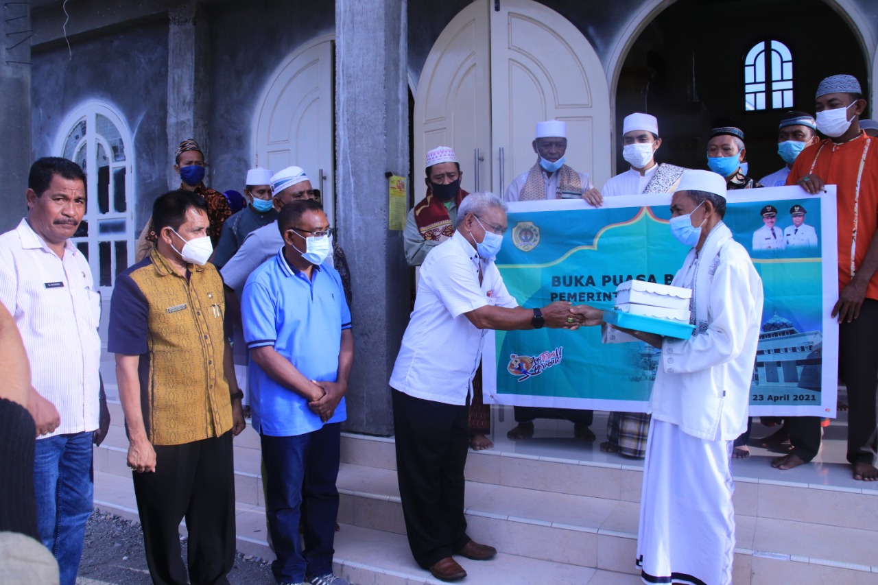 Pemerintah Kota Kupang Bagi Takjil di Sejumlah Masjid Kota Kupang