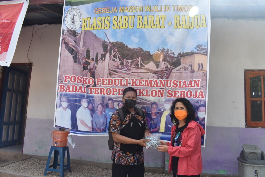 Salut.Hilangkan Beban Rakyat, Hilda Manafe Salurkan Bantuan Seroja di Rote dan Sabu