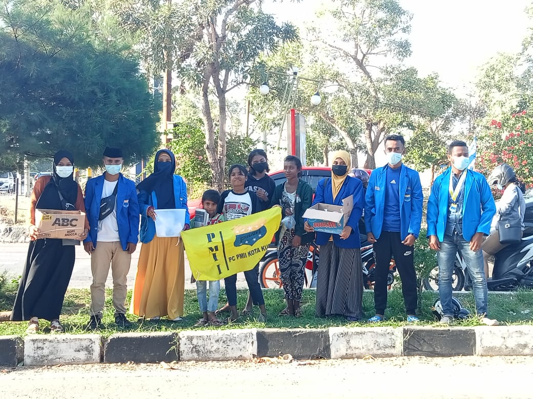 PC PMII Kupang  Lakukan berbagi Bersama Pedagang  Di Pinggiran Jalan Eltari Kupang