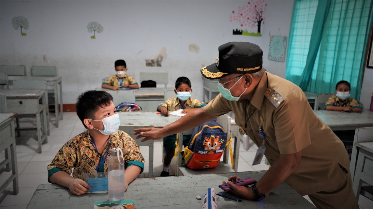 Sekolah  Harus Perketat Prokes Selama Tatap Muka Terbatas Ungkap  dr. Hermanus Man