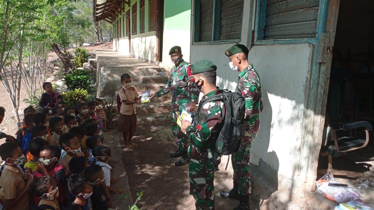 Satgas Yonarmed 6/3 Kostrad berbagiBuku Tulis Pada Siswa Di Wilayah Perbatasan