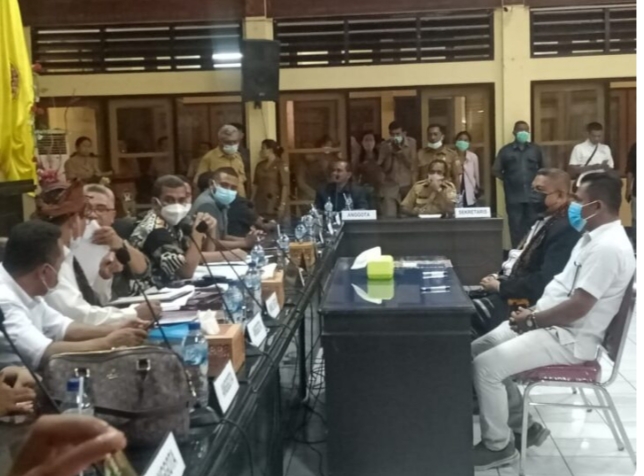  Nasdem dan Golkar Serahkan Berkas Persyaratan Calon Wakil Bupati Ende