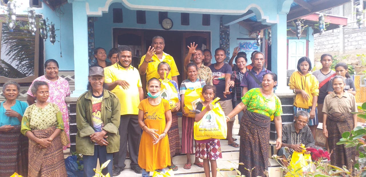 Partai Golkar Bagikan 600 Paket Sembako Untuk Warga Nian Tanah Sikka