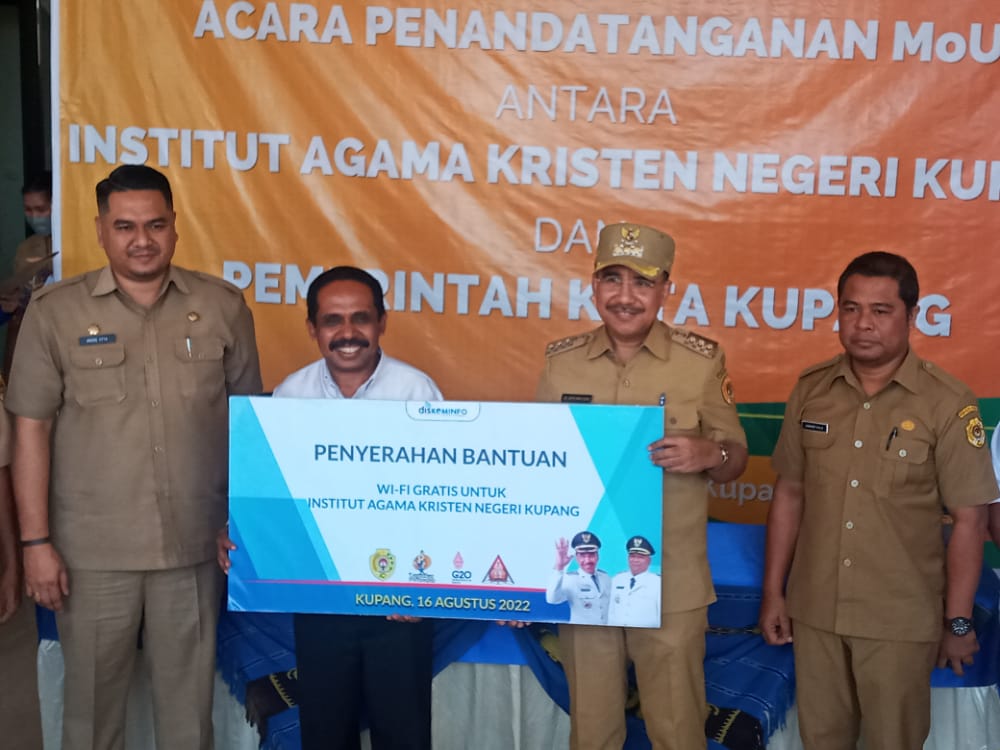 Dukung Pembangunan Pendidikan Pemkot Kupang Beri Bantuan Jaringan Wi-fi Kepada IAKN Kupang